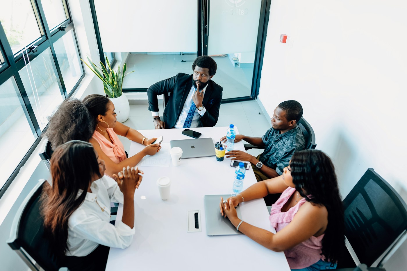 Profissionais africanos numa reunião de estratégia empresarial