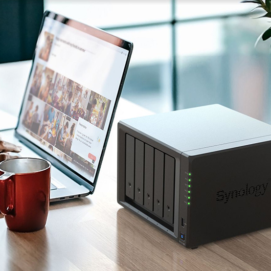 Dispositivo Synology DiskStation numa secretária de escritório